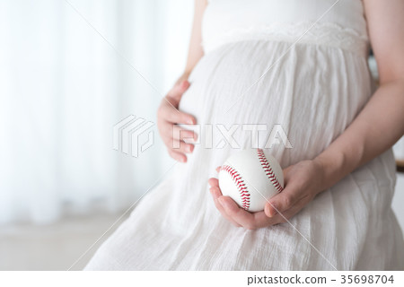 Pregnant woman 35698704