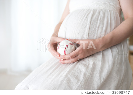 Pregnant woman (model of actual pregnant woman) 35698747