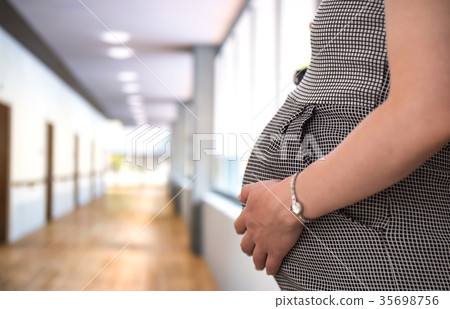Pregnant woman 35698756