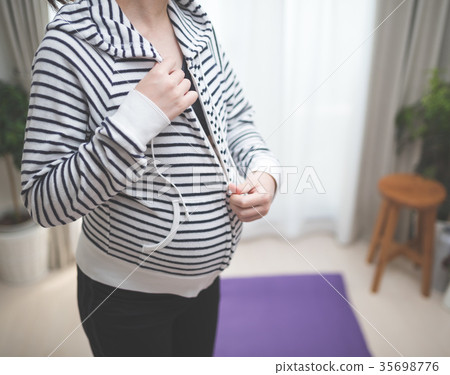 Pregnant woman (model of actual pregnant woman) 35698776