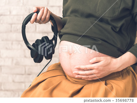 Pregnant woman Pregnant woman 35698778