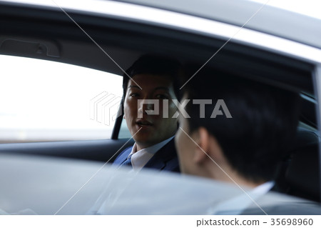 見面在汽車的商人 見面在汽車的商人 35698960