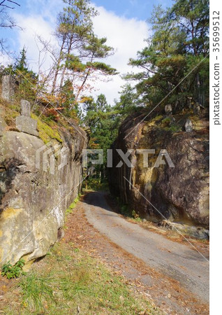 Shinshu Higashi-Chikuma Chikukita district cultural assets Aoriyanagi cut through (important) I tried to make the transportation of the Zenkoji Kaido highway 35699512