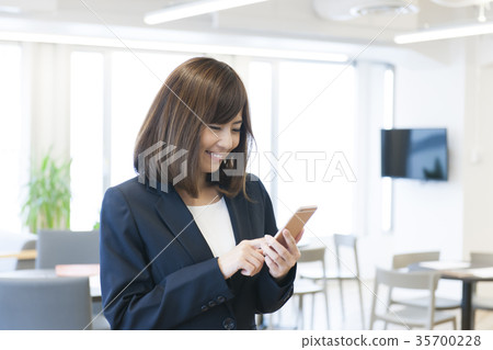 工作的少婦打智能手機的少婦 35700228