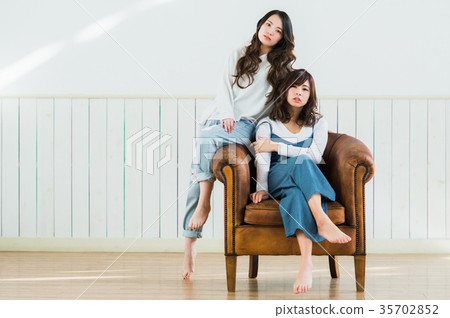 年輕的女士 年輕的女士 35702852