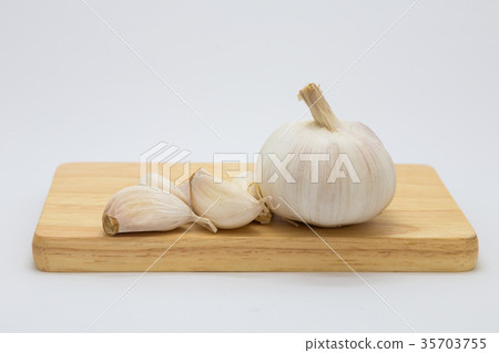 Root garlic on wooden board 35703755