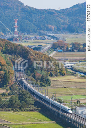 系列700在秋天運行Omi路 35705472
