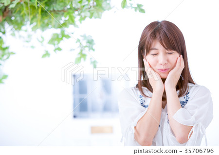 婦女畫象微笑白色房子時興的房子婦女有白色背景 婦女畫象微笑白色房子時興的房子婦女有白色背景 35706796