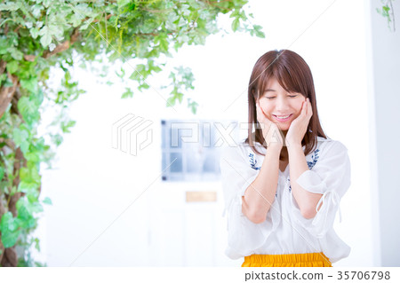 婦女畫象微笑白色房子時興的房子婦女有白色背景 35706798