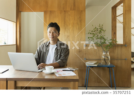 Middle men telework freelance Middle men telework freelance 35707251