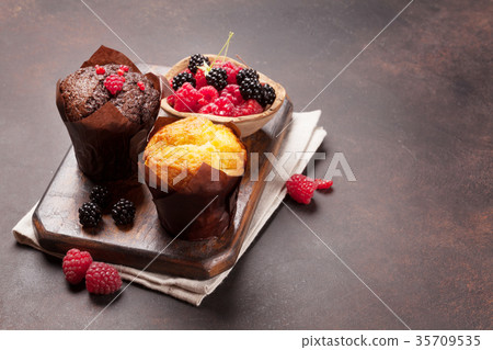 Muffins with berries 35709535