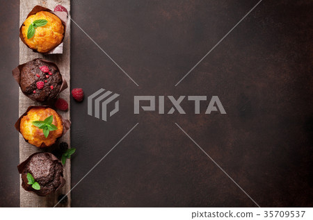 Muffins with berries 35709537