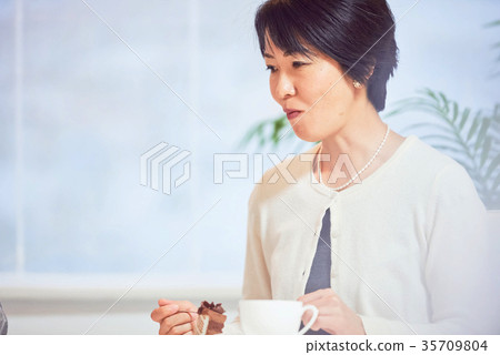 有茶會的女性 有茶會的女性 35709804