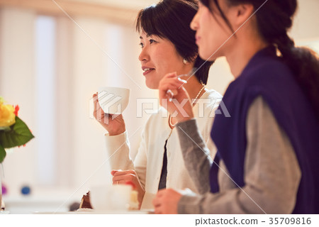 Women who have tea party Women who have tea party 35709816