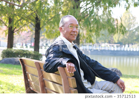 走在色的秋天公園的老人 35712513