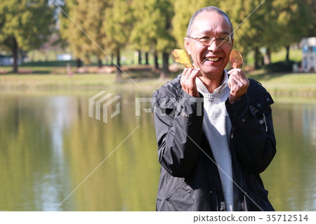 走在色的秋天公園的老人 35712514