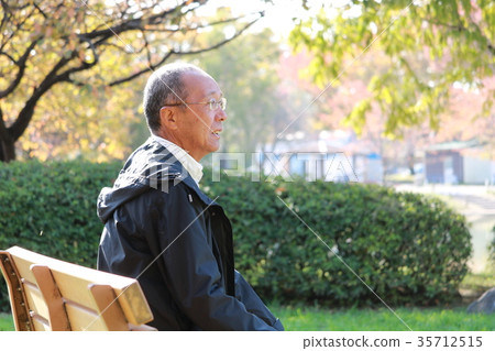 走在色的秋天公園的老人 35712515