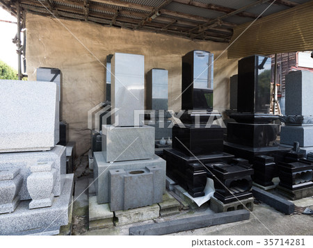 墓碑在石頭工廠排隊 35714281