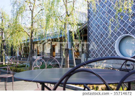 Storehouse, water channel, willow and table 35714672