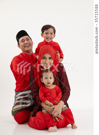 arrange for family portrait 35715588
