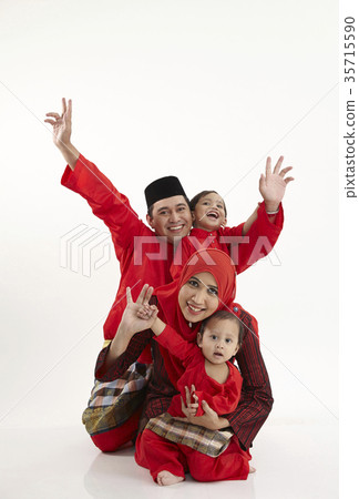 arrange for family portrait 35715590