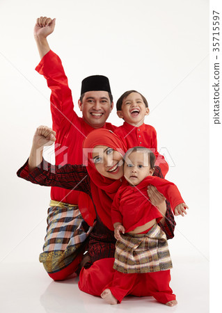 arrange for family portrait 35715597