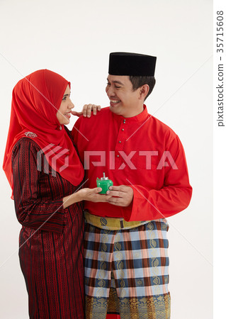 malay couple with oil lamp 35715608