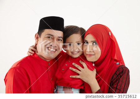 family in red baju raya 35715612