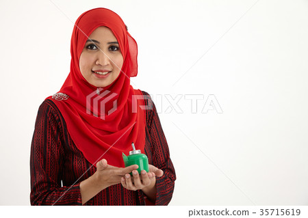 woman holding pelita 35715619