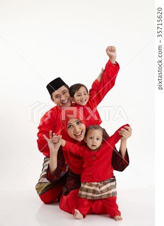 arrange for family portrait 35715620