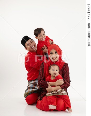 arrange for family portrait 35715621