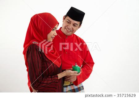 malay couple with oil lamp 35715629