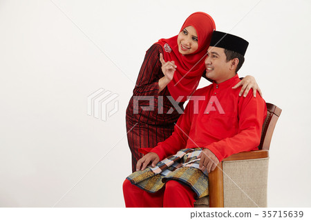 loving malay couple loving malay couple 35715639