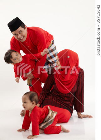 arrange for family portrait 35715642