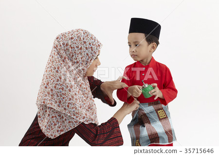mother tidy her son 35715646