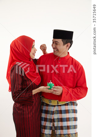 malay couple with oil lamp 35715649