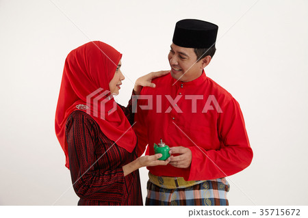 malay couple with oil lamp malay couple with oil lamp 35715672