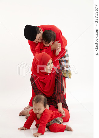 arrange for family portrait 35715677
