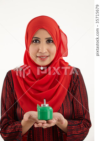woman holding pelita 35715679