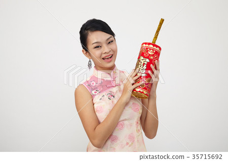 chinese woman in cheongsam 35715692