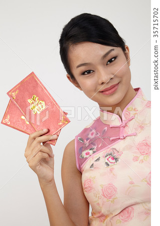 chinese woman holding red envelope 35715702