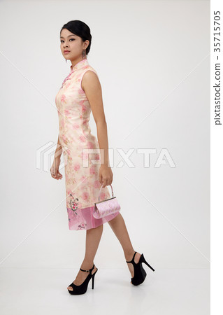 chinese woman in cheongsam 35715705