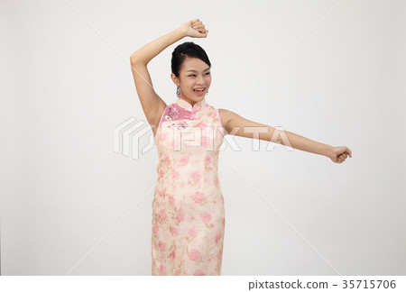 chinese woman in cheongsam 35715706