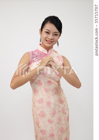 chinese woman in cheongsam greeting 35715707