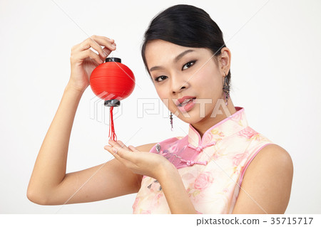 chinese woman in cheongsam 35715717