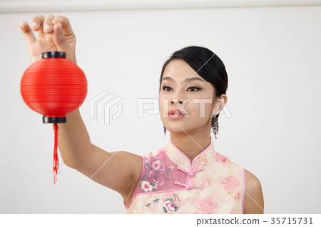 chinese woman in cheongsam 35715731