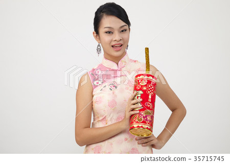 chinese woman in cheongsam 35715745