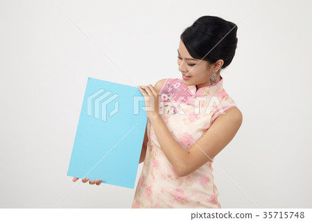 chinese woman in cheongsam holding card 35715748