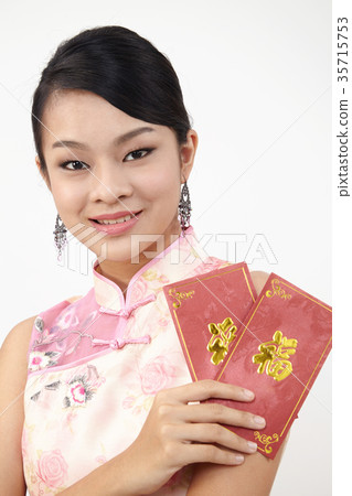 chinese woman holding red envelope 35715753