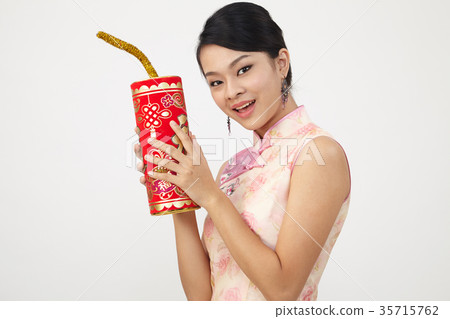 chinese woman in cheongsam 35715762